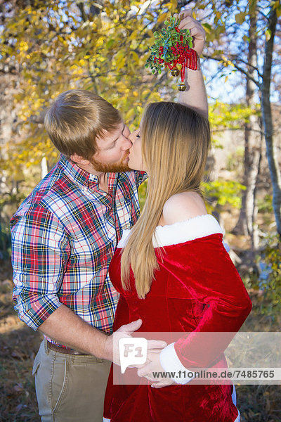USA  Texas  Mann küsst schwangere Frau