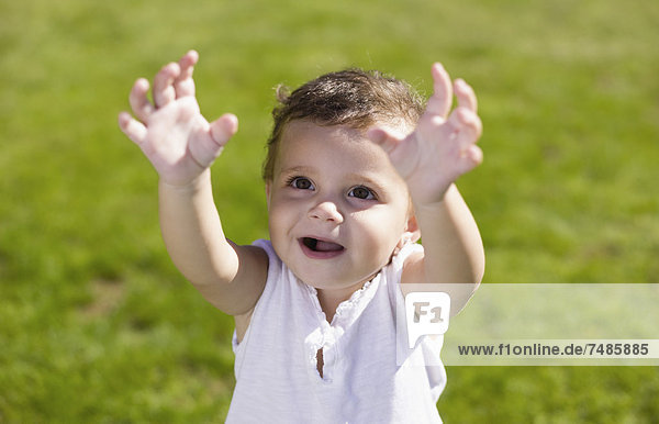 Spanien  Baby Mädchen spielt  lächelnd