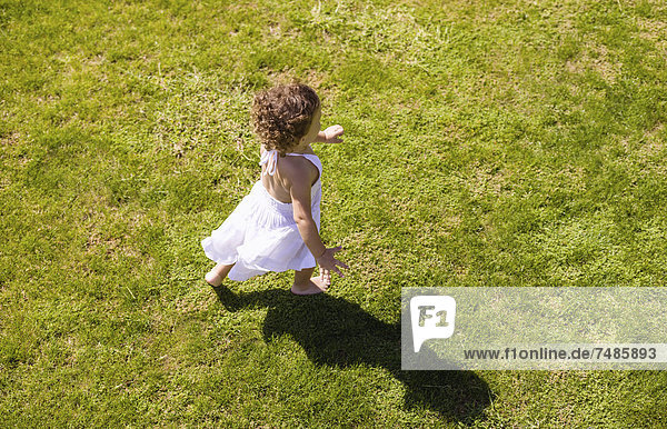 Spanien  Baby Mädchen läuft auf Gras