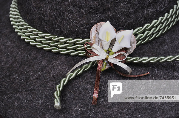 Hatband with two lilies and wooden heart  close up