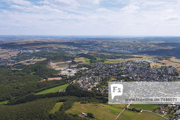 Europa  Deutschland  Rheinland-Pfalz  Blick auf Mendig und Basaltlava-Steinbruch
