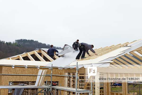 Europa Deutschland Rheinland-Pfalz Arbeiterüberdachung auf Haus