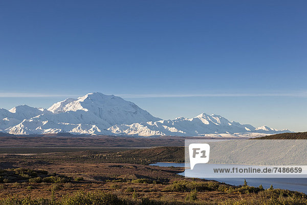 USA  Alaska  Blick auf Mount Mckinley und Spiegelung des Wonder Lake im Denali Nationalpark