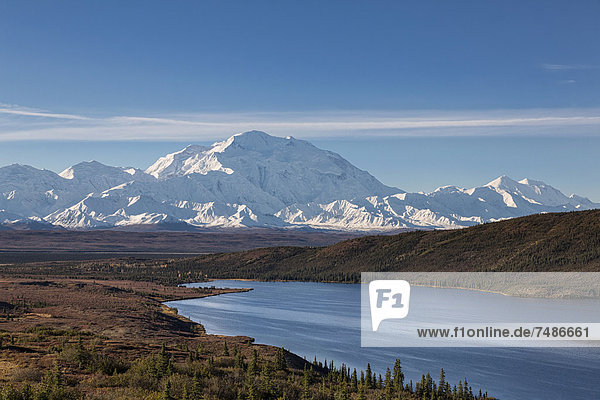 USA,  Alaska,  Blick auf Mount Mckinley und Spiegelung des Wonder Lake im Denali Nationalpark