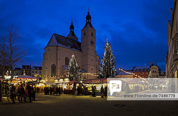 Deutschland  Bayern  Regensburg  Blick auf den Weihnachtsmarkt bei Nacht