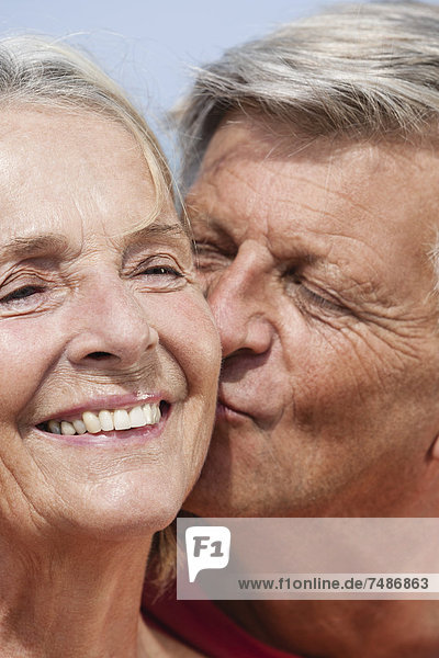 Spanien  Senior Mann küsst Frau  Nahaufnahme