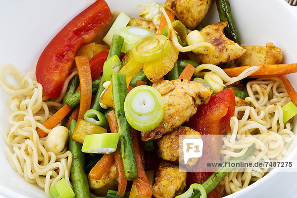 Chinesisches Essen mit Gemüse  Nudeln und Huhn in der Schüssel  Nahaufnahme