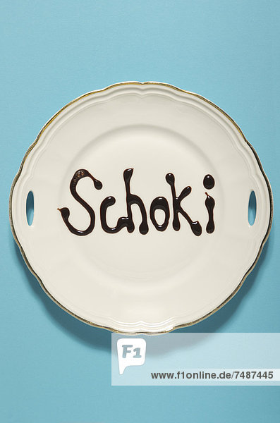 Textform mit Schokoladensauce auf Teller