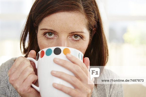 Reife Frau beim Kaffeetrinken  Nahaufnahme