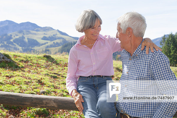 Deutschland  Bayern  Seniorenpaar auf Bergwanderung bei Wendelstein