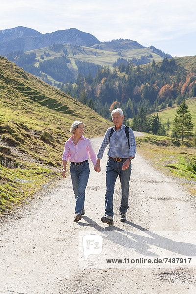Deutschland,  Bayern,  Seniorenpaar auf Bergwanderung bei Wendelstein