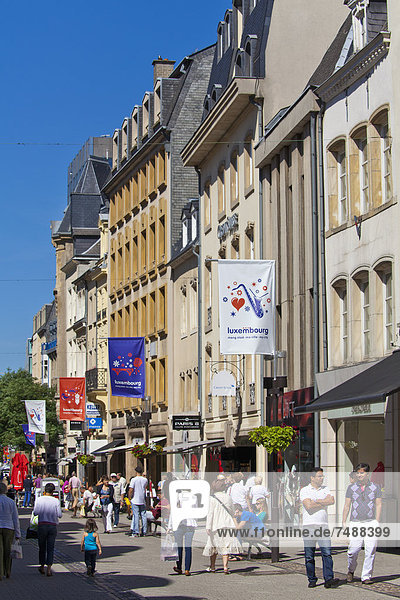 luxemburg  Menschen  die auf der Einkaufsstraße spazieren gehen
