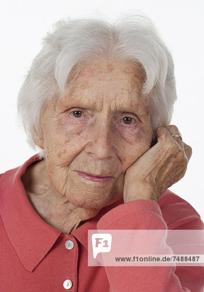 Porträt einer älteren Frau vor weißem Hintergrund,  Nahaufnahme