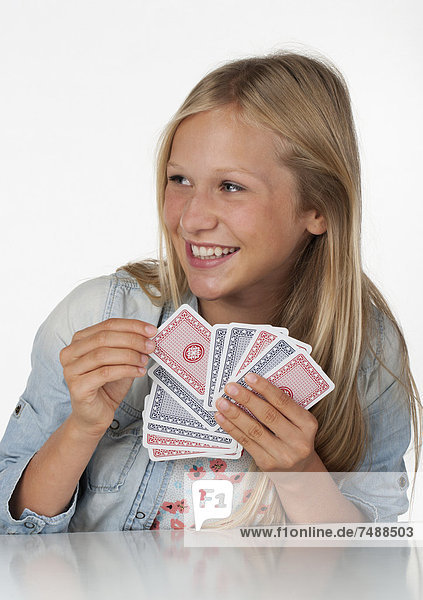 Teenager-Mädchen beim Kartenspielen  lächelnd