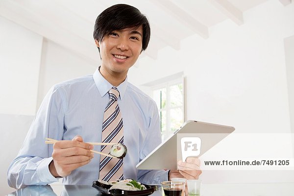 Computer  Kommunikation  Sushi  Geschäftsmann  jung  essen  essend  isst