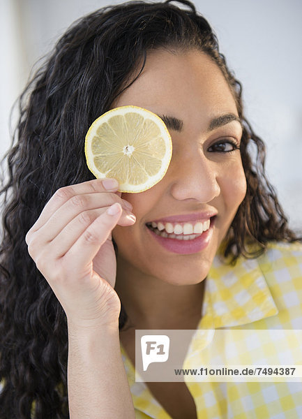 Frau  Hispanier  halten  Scheibe  Zitrusfrucht  Zitrone