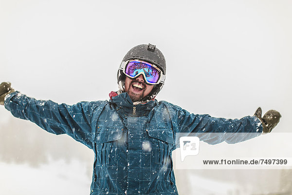 Europäer  Snowboardfahrer  jubeln  Schnee