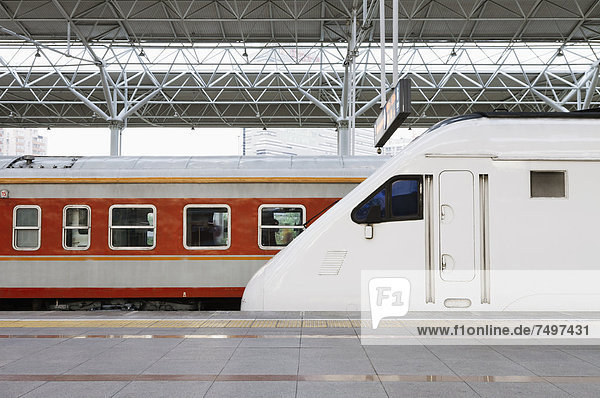 hoch  oben  Geschwindigkeit  Haltestelle  Haltepunkt  Station  Zug
