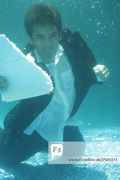 Mann Papier Ansicht Schwimmbad