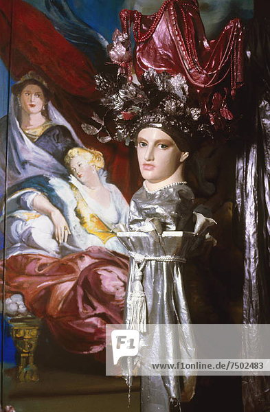 Frau  Hintergrund  streichen  streicht  streichend  anstreichen  anstreichend  Renaissance  Büste
