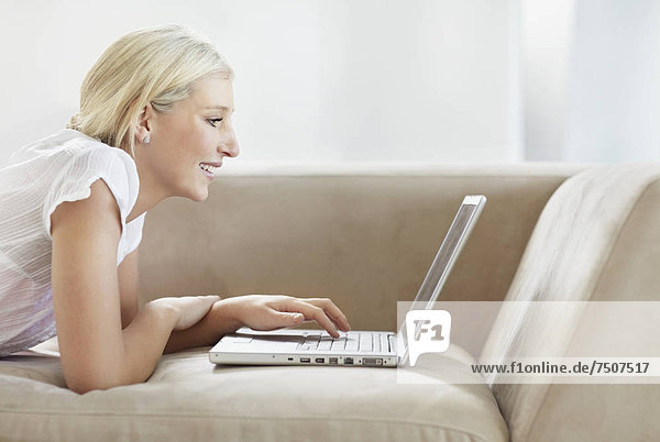 blond Frau blättern Internet hübsch