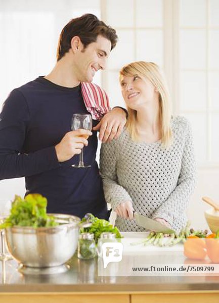 Paar Essen in Küche zubereiten
