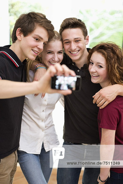 Glückliche junge Freunde beim Selbstporträt per Handy