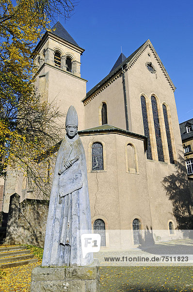 Der heilige Willibrord  Mönch  Skulptur  Peter und Paul Kirche  Echternach  Luxemburg  Europa  ÖffentlicherGrund