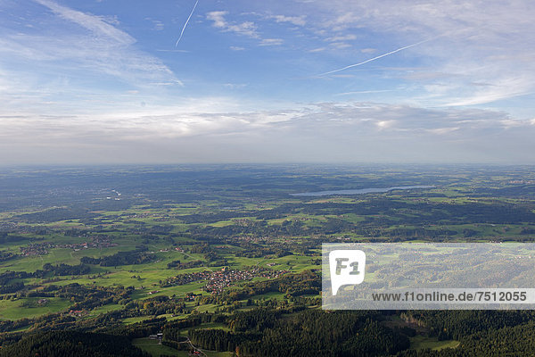 Blick von der Hochries auf den Samerberg und das Voralpenland mit Simssee  Chiemgau  Oberbayern  Bayern  Deutschland  Europa