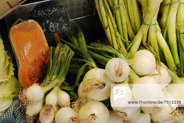 Vegetables  onions  pumpkin or squash  green onions  onion leeks  covered market  Mercat de la Boqueria