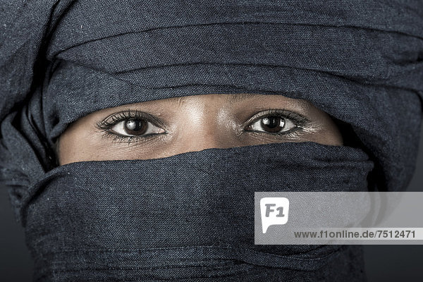 Tuaregmädchen  Targia  verschleiert mit Chech  Augenpartie  Algerien  Nordafrika
