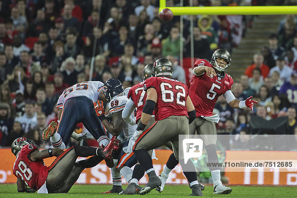 QB Josh Freeman Nr. 05 der Tampa Bay Buccaneers passt den Ball während des NFL International Spiels zwischen den Tampa Bay Buccaneers und den Chicago Bears am 23. Oktober 2011 in London England Großbritannien Europa
