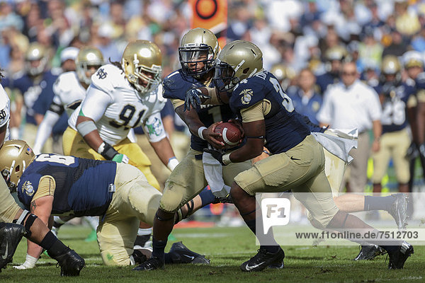 QB Trey Miller Nummer 1 Navy übergibt den Ball an FB Chris Swain Nummer 37 Navy NCAA Football-Spiel Navy gegen Notre Dame 1. September 2012 in Dublin Irland Europa
