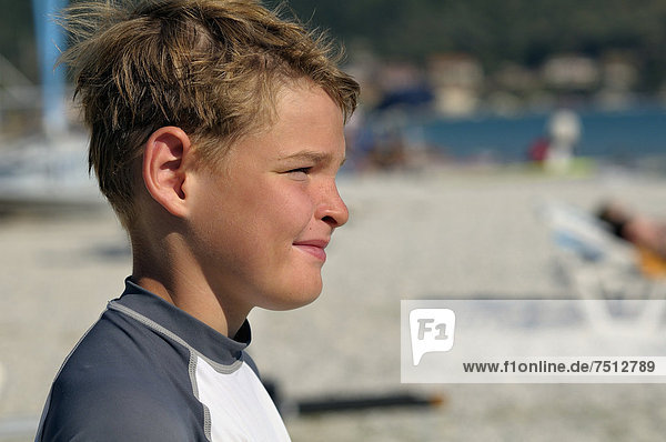 9jähriger Junge steht am Strand und schaut aufs Meer  Vassiliki  Lefkas  Griechenland  Europa