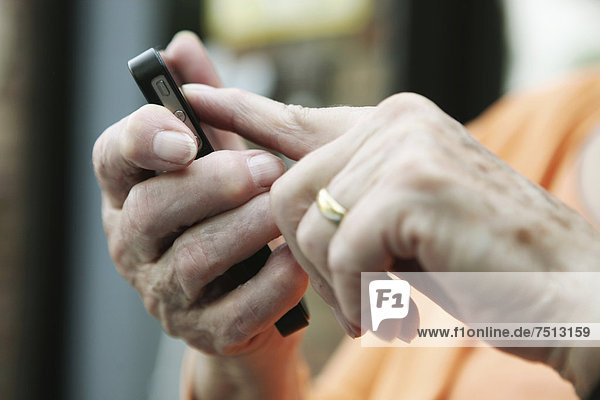 Seniorin mit Smartphone in der Hand