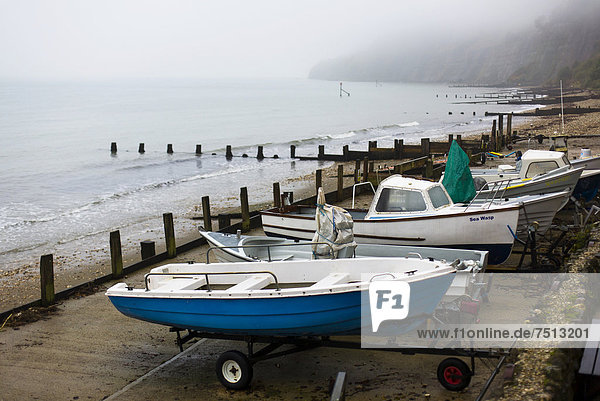 An einem nebligen Morgen liegen Boote am Strand von Shanklin  Isle of Wight  England  Großbritannien  Europa