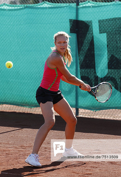 Junge Frau spielt Tennis in einem Ferienclub  Manavgat  Türkei