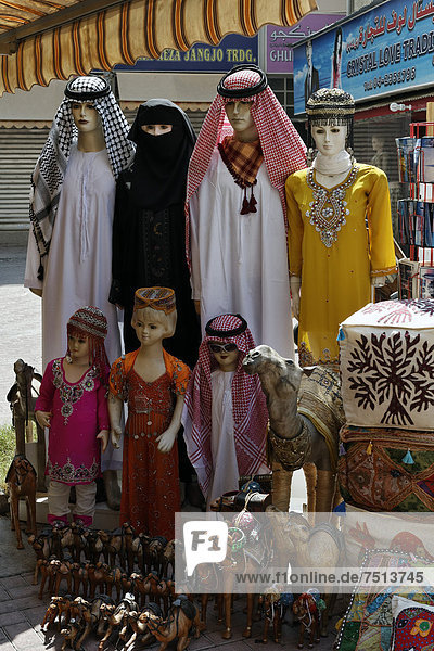 Puppen mit traditioneller arabischer Kleidung zum Verkauf  für Frauen  Männer und Kinder  Deira Old Souk  Dubai  Vereinigte Arabische Emirate  Naher Osten  Asien