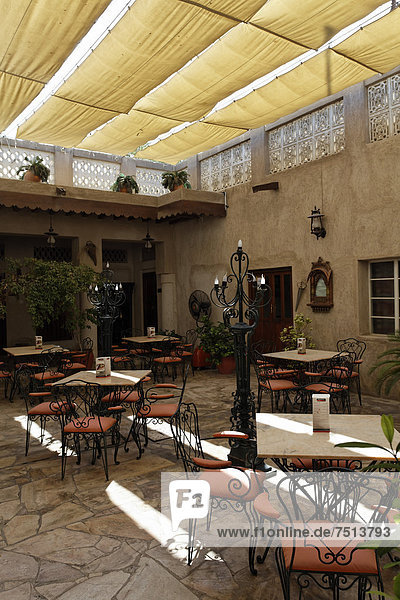 Restaurant-Innenhof mit Sonnensegel  Orient Guest House  alter Stadtteil Bastakiya  Bur Dubai  Vereinigte Arabische Emirate  Naher Osten  Asien