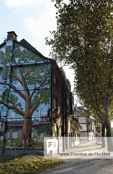nebeneinander neben Seite an Seite Europa Wohnhaus Baum Menschenreihe Wandbild Allee Deutschland Nordrhein-Westfalen Ruhrgebiet Nordrhein-Westfalen