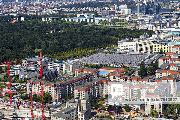 Blick von oben auf Berlins Mitte und den 2711 Stelen des Holocaust Mahnmals  dem Regierungsviertel  dem Hauptbahnhof und einem Teil des Tiergartens  Berlin  Deutschland  Europa