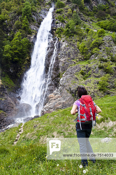 Wanderin vor Partschingser Wasserfall  Partschings  Meraner Land  Vinschgau  Südtirol  Italien  Europa