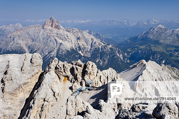 Rifugio Lorenzi und Forcella Staunies  hinten die Hohe Gaisl  Klettersteig  Belluno  Dolomiten  Italien  Europa