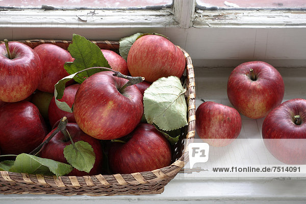 Äpfel in einem Weidenkorb