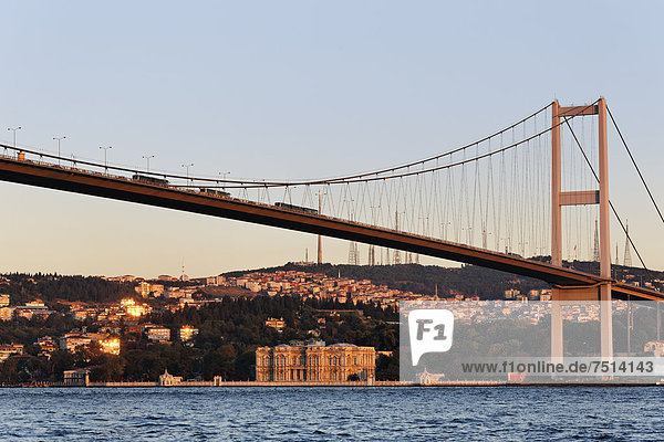Europa Brücke Palast Schloß Schlösser Bosporus Asien Istanbul Türkei