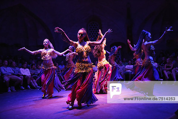 Orientalischer Tanz  Tanzaufführung in HodjaPasha Kulturzentrum  Sultanahmet  Istanbul  Türkei  Europa