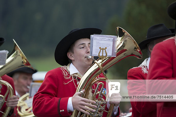 Trompeter der Kapelle des Trachtenvereins Weißensee bei einem öffentlichen Auftritt anlässlich des Naturparkfestes in Techendorf  Kärnten  Österreich  Europa