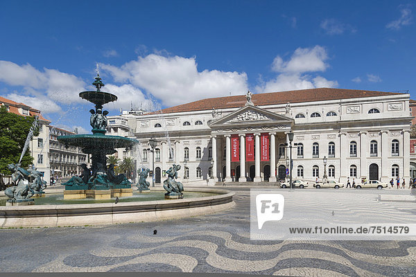 Rossio  PraÁa de D. Pedro IV  mit dem Nationaltheater D. Maria II  Teatro Nacional D. Maria II und Bronzebrunnen  Lissabon  Portugal  Europa