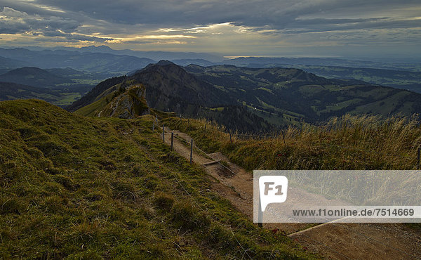Abendliche Wolkenstimmung auf dem Hochgrat mit Blick auf den Bodensee  Oberstaufen  Bayern  Deutschland  Europa