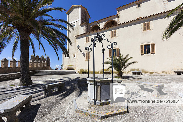 Die Burg von Arta  und die Wallfahrtskirche Santuari de Sant Salvador  Mallorca  Balearen  Spanien  Europa